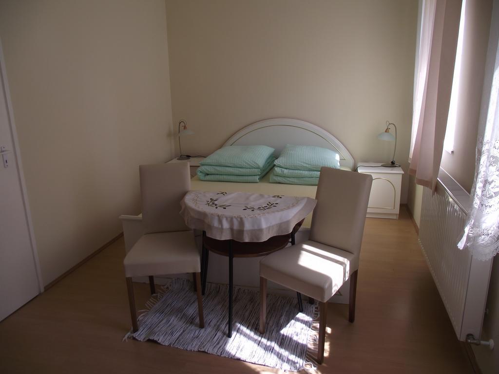 Radek Vendeghaz Es Apartman Halaszi Exterior photo