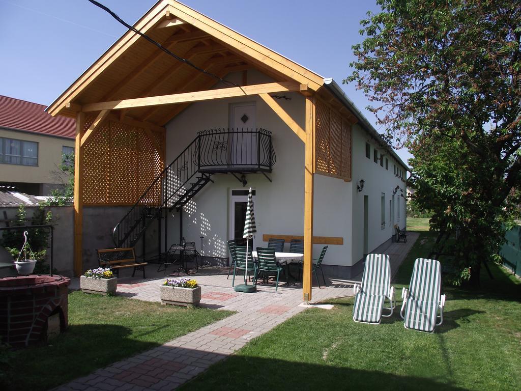 Radek Vendeghaz Es Apartman Halaszi Exterior photo