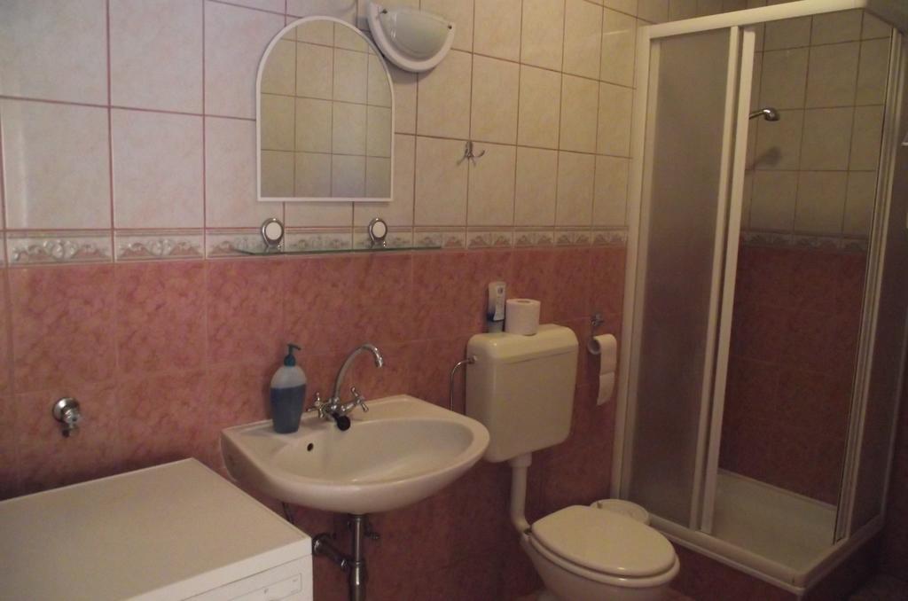 Radek Vendeghaz Es Apartman Halaszi Exterior photo
