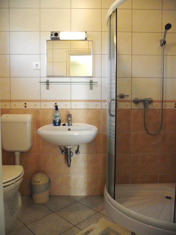 Radek Vendeghaz Es Apartman Halaszi Exterior photo